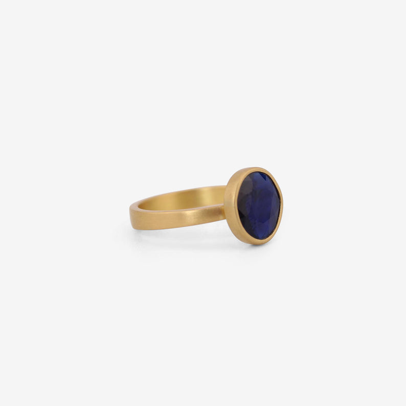 LOLA BROOKS 18K & BLUE SAPPHIRE SEQUIN RING, 1.47CT