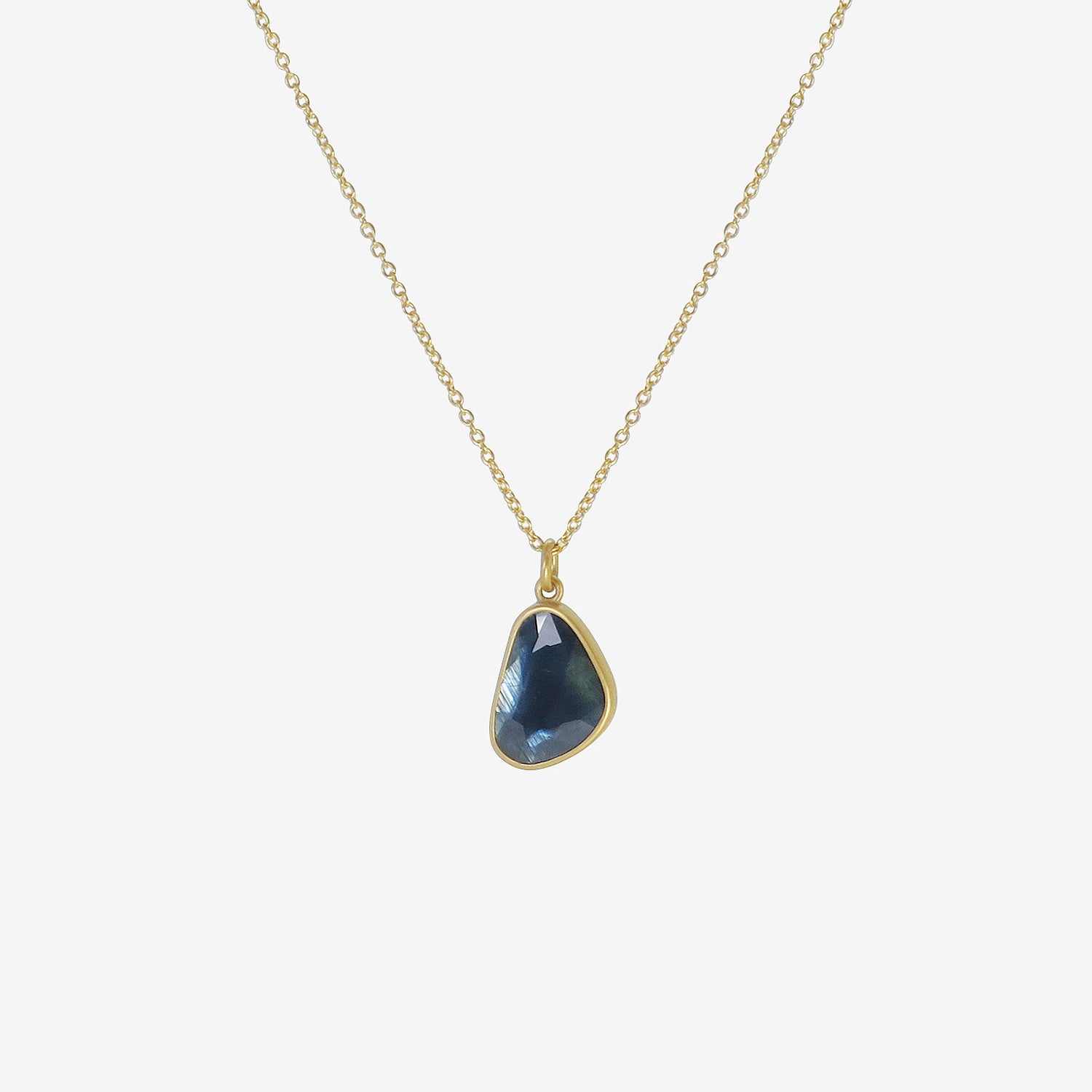 LOLA BROOKS 18K & STORMY SAPPHIRE SEQUIN PEBBLE PENDANT, 4.39CT
