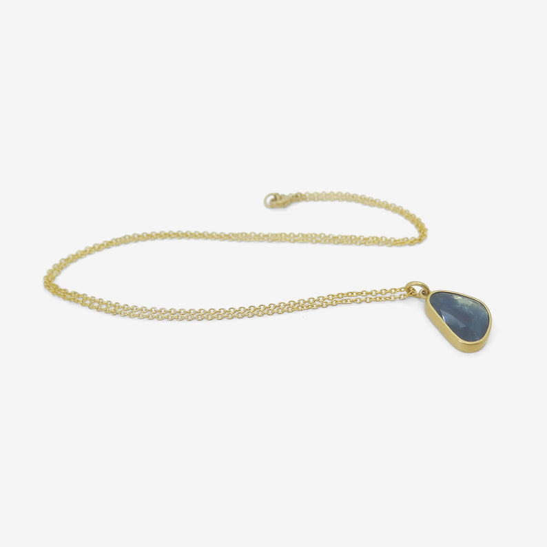 LOLA BROOKS 18K & STORMY SAPPHIRE SEQUIN PEBBLE PENDANT, 4.39CT