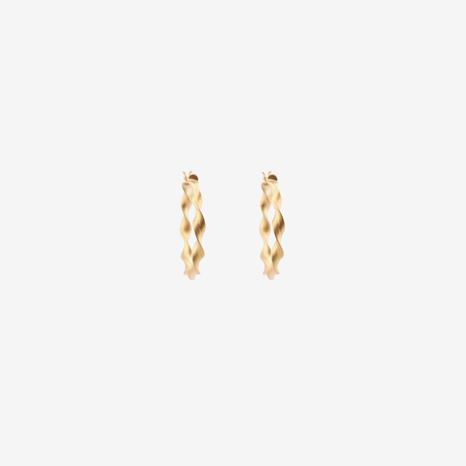 NIKOLLE RADI 18K LARGE SCROLL HOOPS ON POSTS