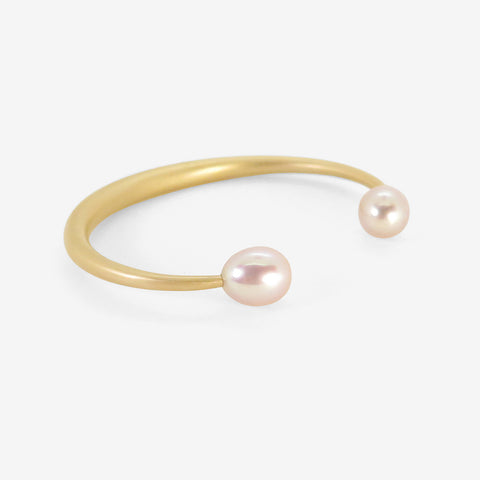 TED MUEHLING 14K & PINK FRESHWATER PEARL OPEN BANGLE