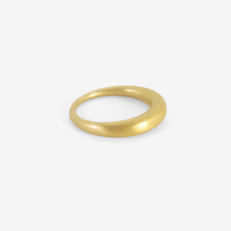 TED MUEHLING 18K YELLOW GOLD RING, SIZE 6 1/2