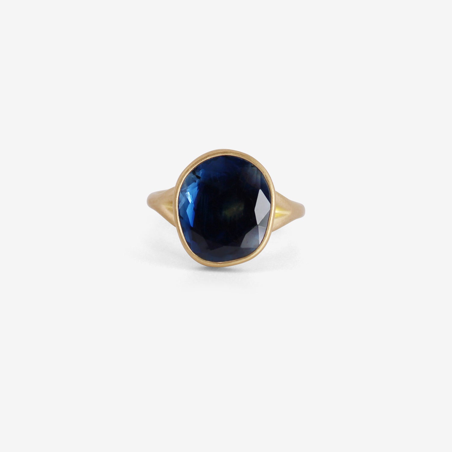 LOLA BROOKS 18K & BLUE SAPPHIRE SEQUIN RING, 3.14CT