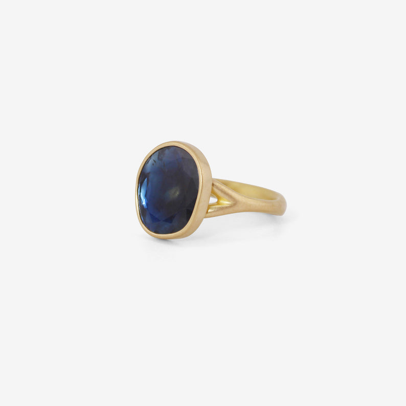 LOLA BROOKS 18K & BLUE SAPPHIRE SEQUIN RING, 3.14CT