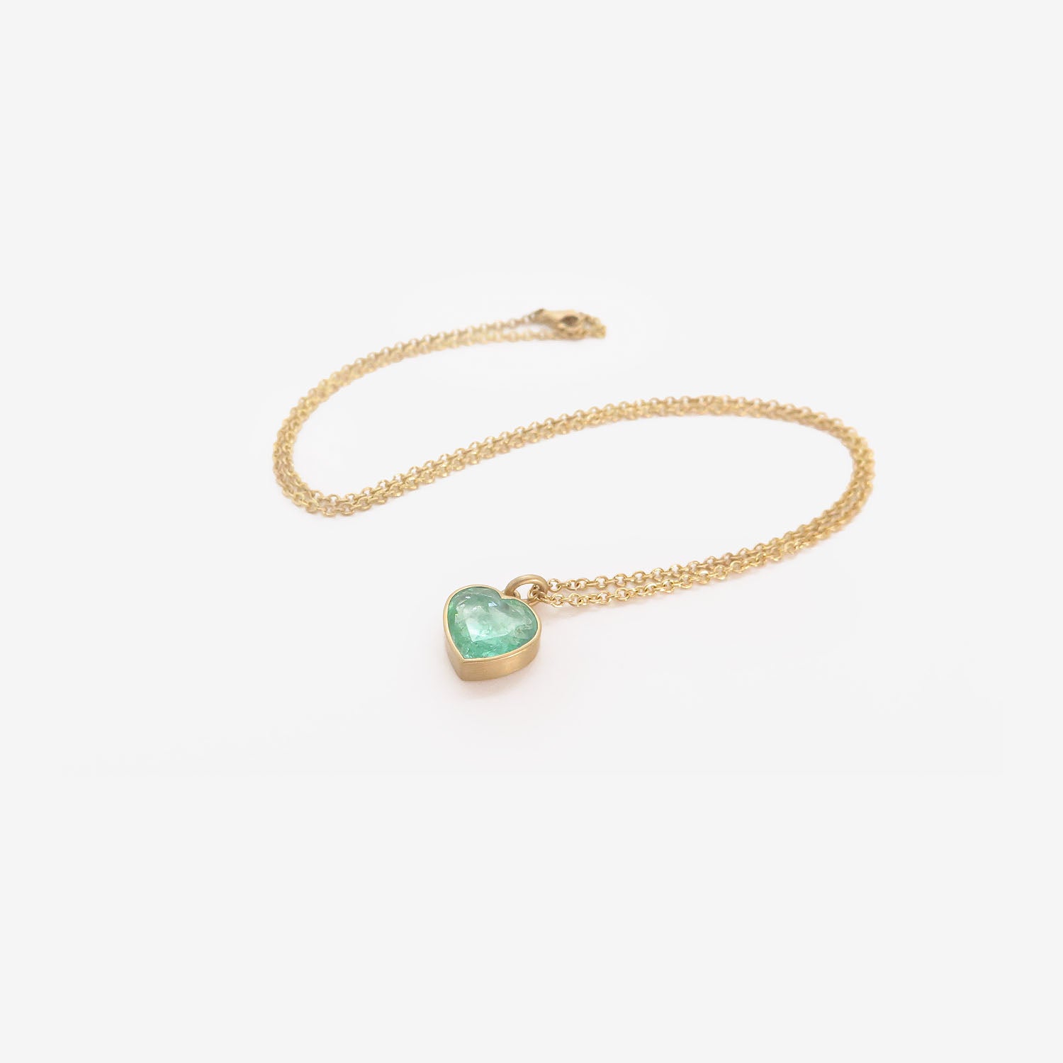 LOLA BROOKS 18K & COLOMBIAN EMERALD SWEETHEART NECKLACE, 4.36CT