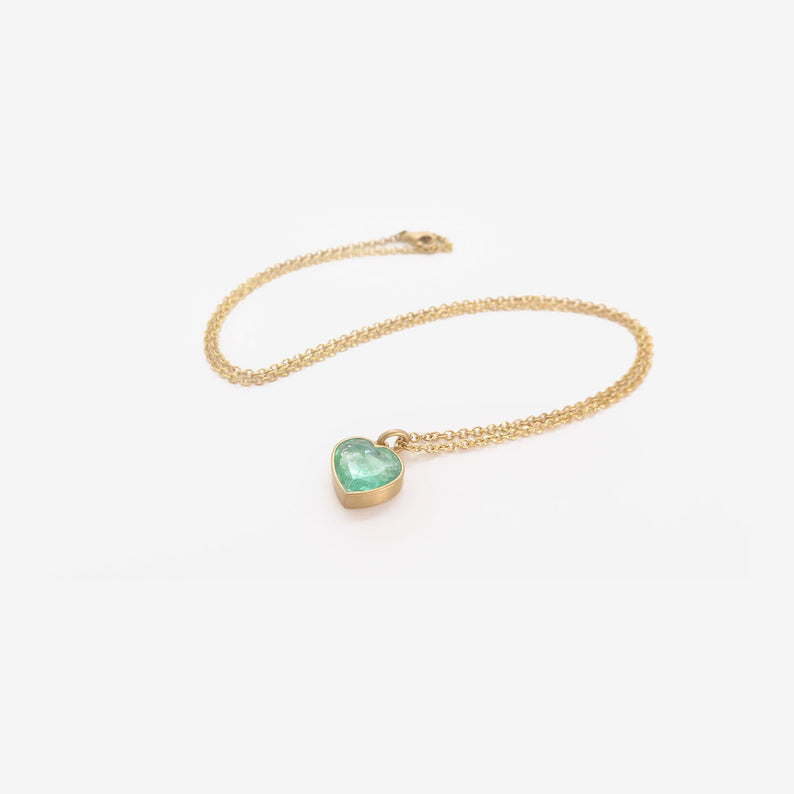 LOLA BROOKS 18K & COLOMBIAN EMERALD SWEETHEART NECKLACE, 4.36CT