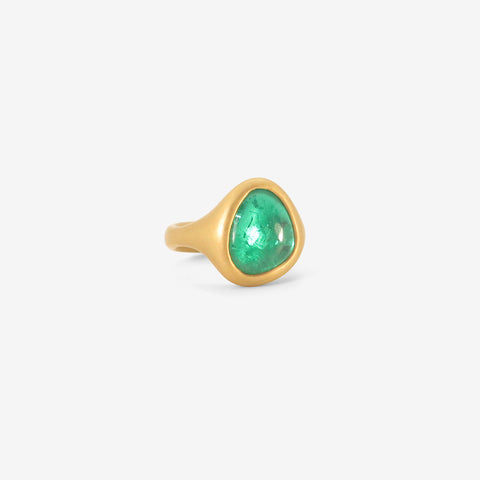 LOLA BROOKS 22K & COLOMBIAN EMERALD PEBBLE CAST RING, 3.35CT