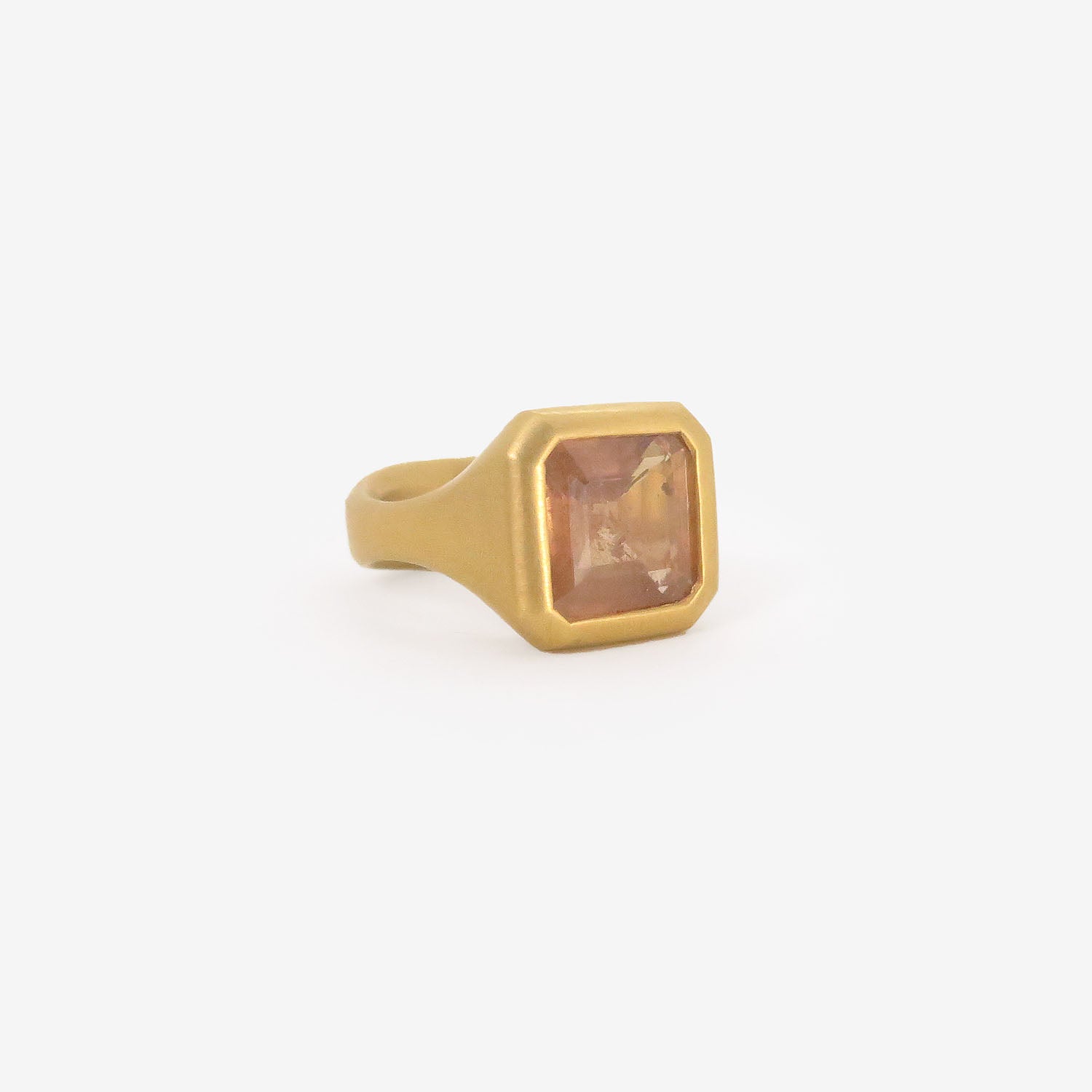LOLA BROOKS 22K & OCTAGONAL PEACH SAPPHIRE RING, 6.33CT