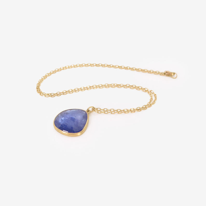 LOLA BROOKS 18K & TANZANITE PEBBLE PENDANT, 13.69CT