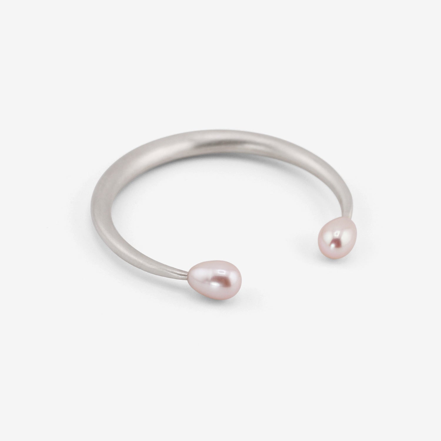 TED MUEHLING STERLING SILVER & PALE PINK PEARL OPEN BANGLE