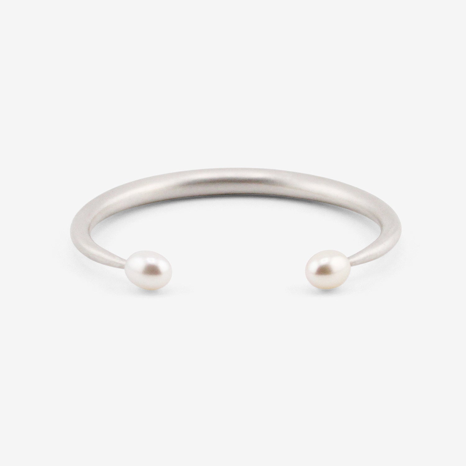 TED MUEHLING STERLING SILVER & WHITE FRESHWATER PEARL OPEN BANGLE