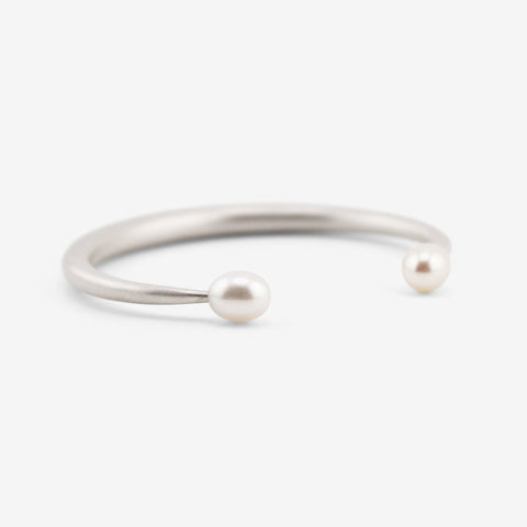 TED MUEHLING STERLING SILVER & WHITE FRESHWATER PEARL OPEN BANGLE