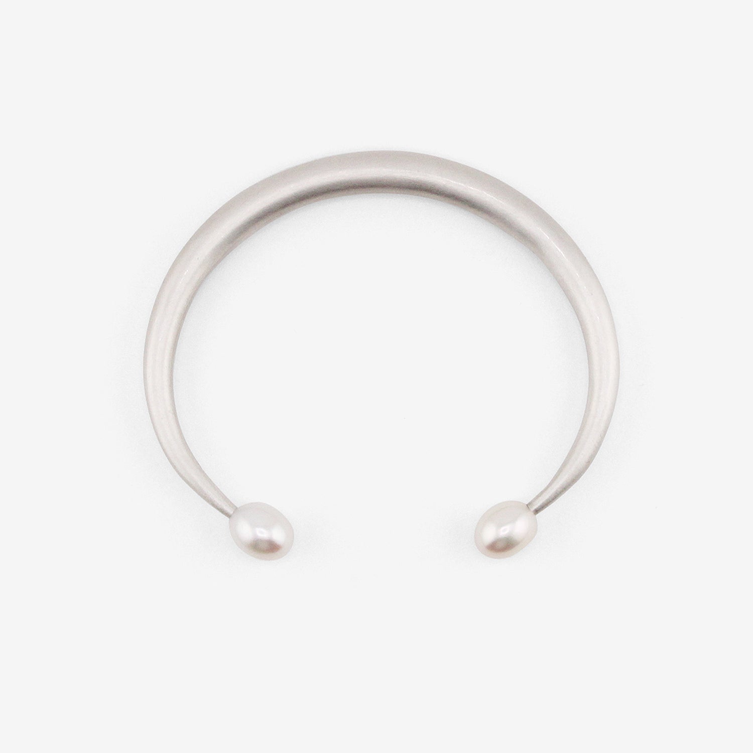 TED MUEHLING STERLING SILVER & WHITE FRESHWATER PEARL OPEN BANGLE