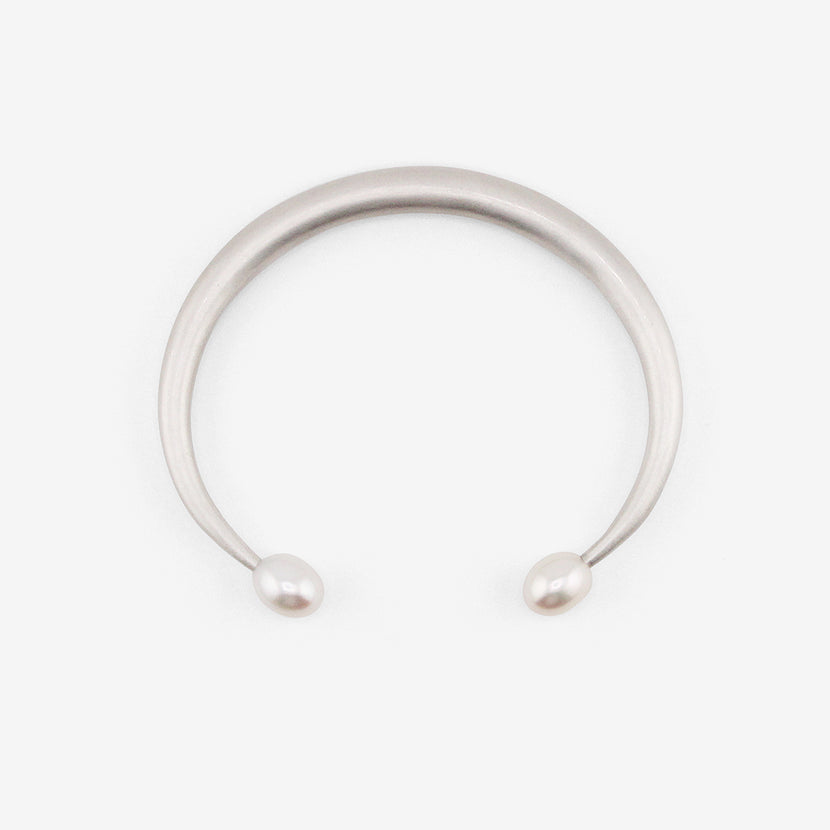 TED MUEHLING STERLING SILVER & WHITE FRESHWATER PEARL OPEN BANGLE