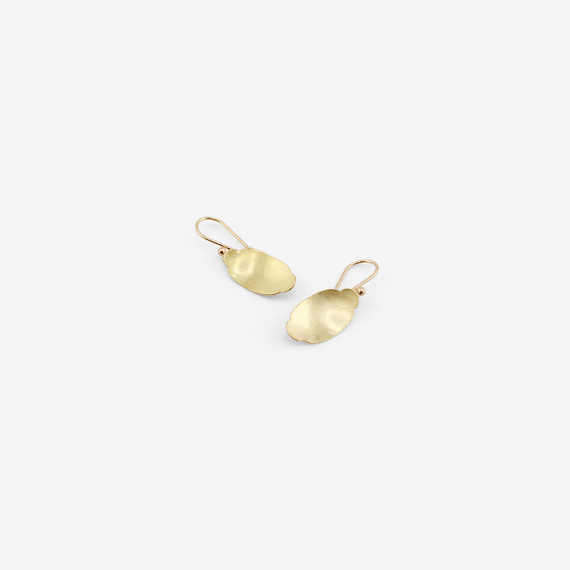 GABRIELLA KISS 18K TINY ELONGATED OVAL SCALLOP EARRINGS
