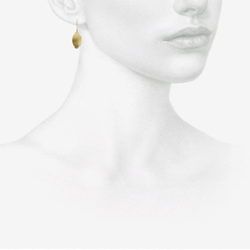 GABRIELLA KISS 18K TINY ELONGATED OVAL SCALLOP EARRINGS