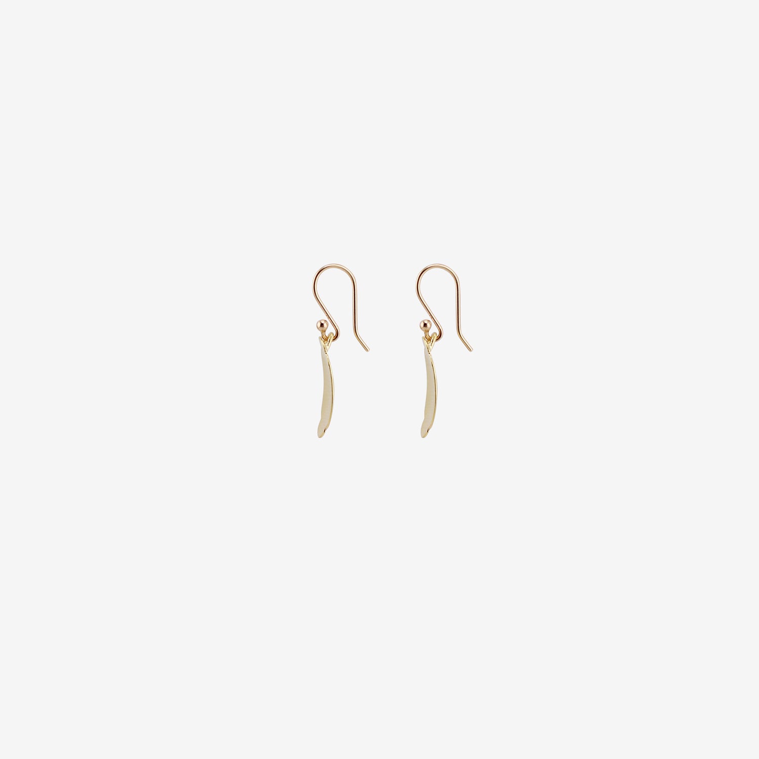GABRIELLA KISS 18K TINY ELONGATED OVAL SCALLOP EARRINGS
