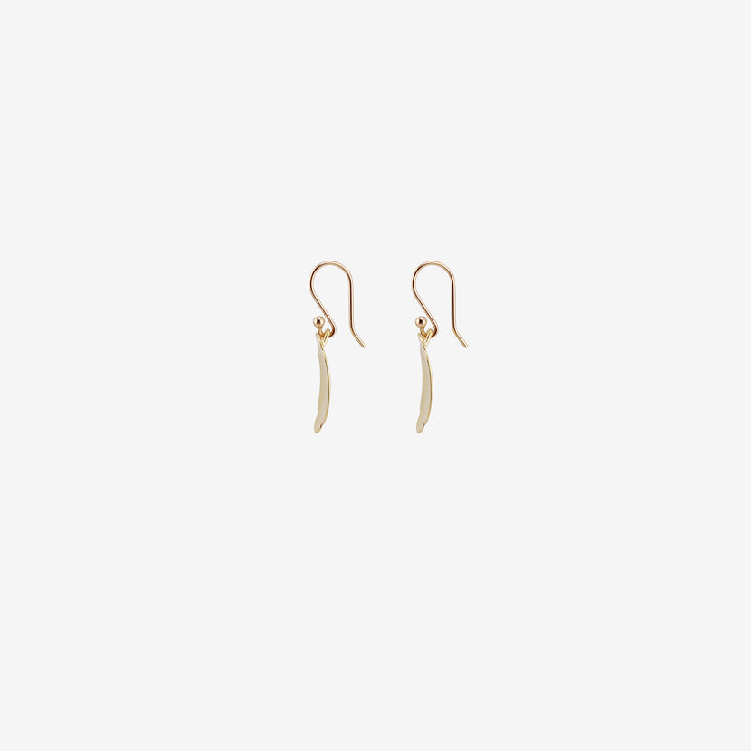 GABRIELLA KISS 18K TINY ELONGATED OVAL SCALLOP EARRINGS