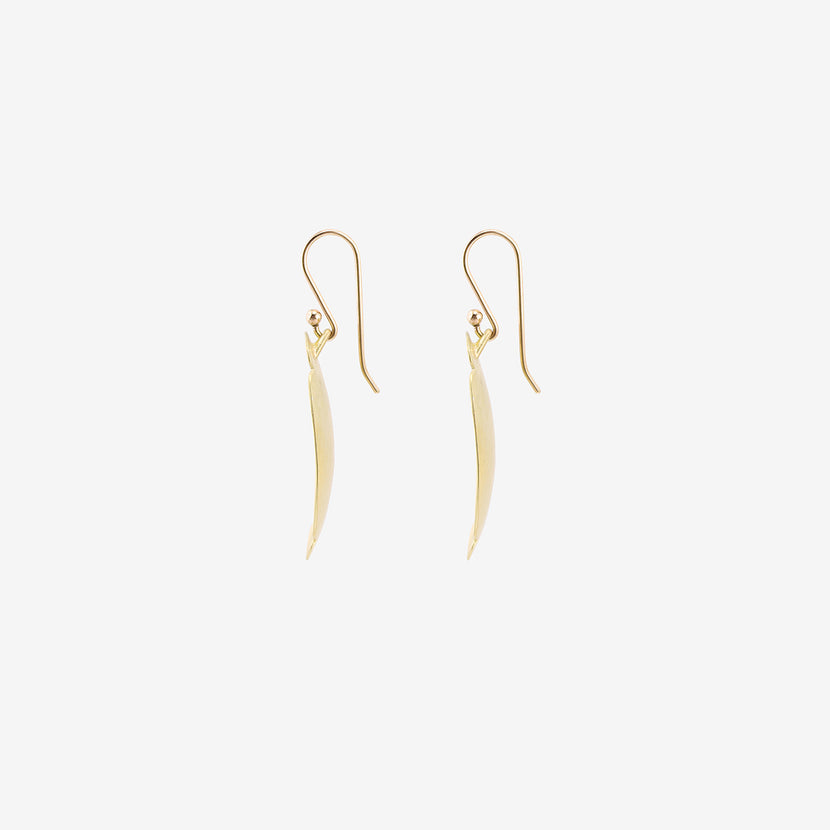 GABRIELLA KISS 18K MEDIUM ELONGATED OVAL SCALLOP EARRINGS