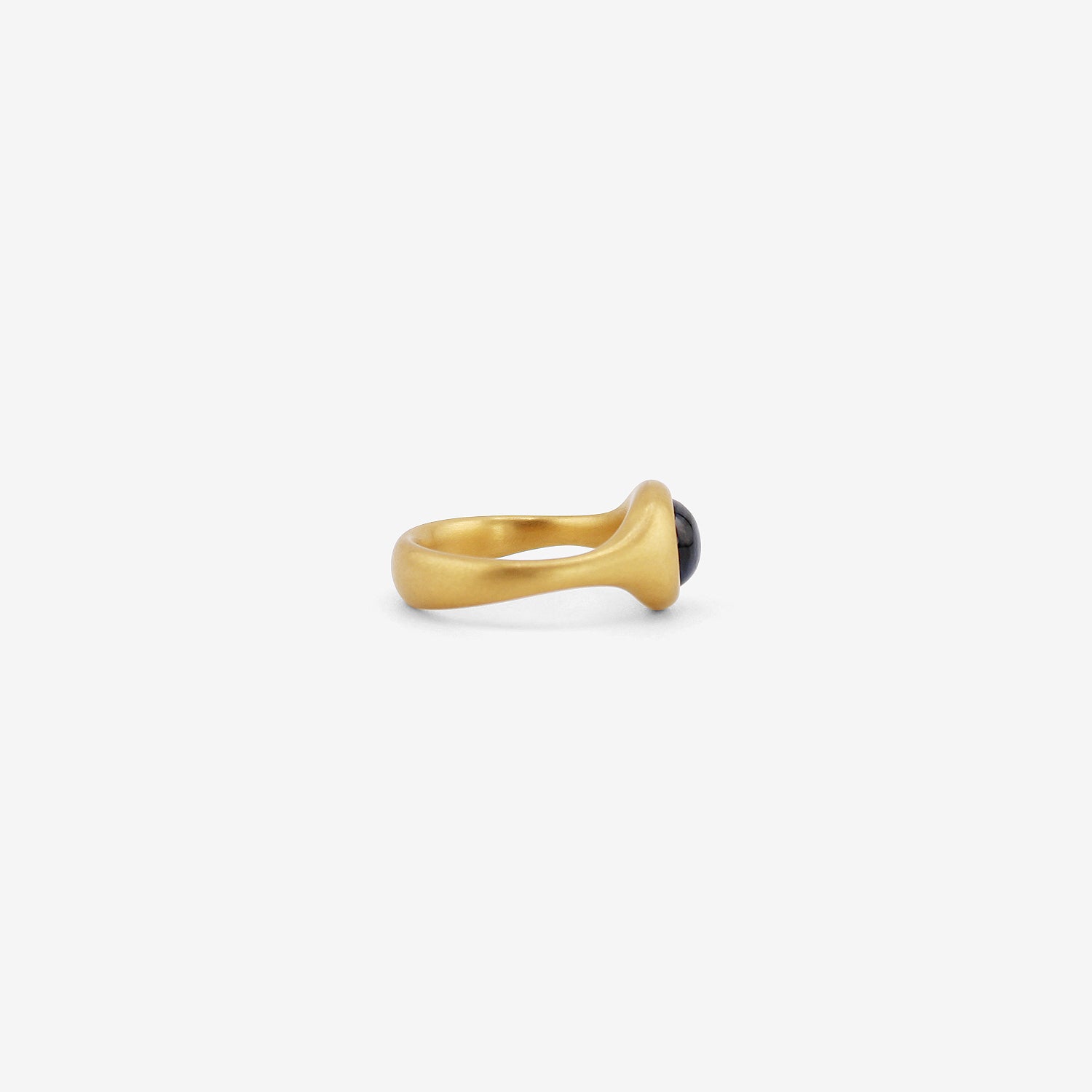 LOLA BROOKS 22K & BICOLOR BLUE SAPPHIRE CABOCHON CAST RING, 2.71CT