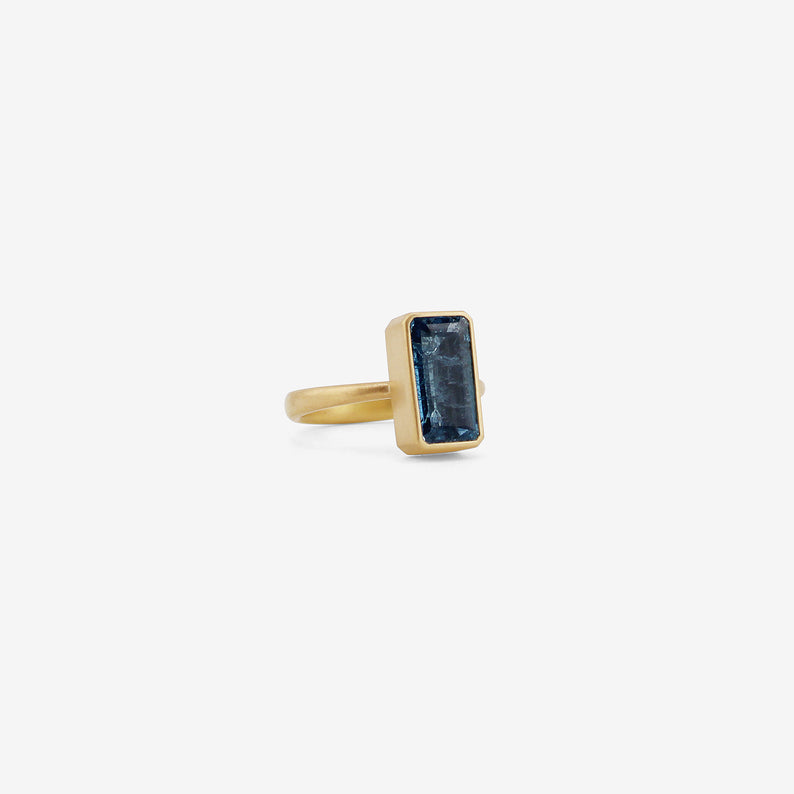 LOLA BROOKS 18K & EMERALD-CUT AQUAMARINE RING, 3.53CT