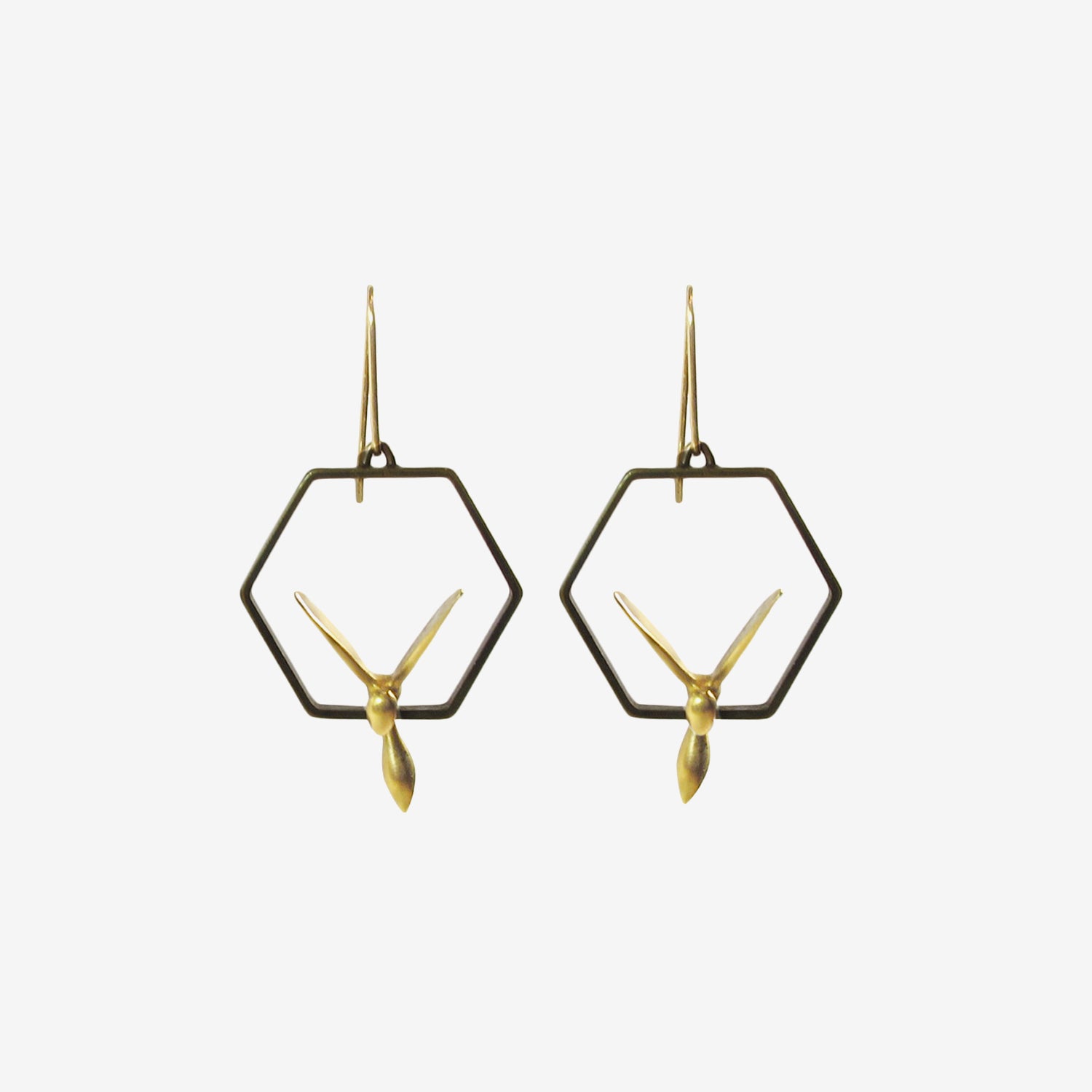 GABRIELLA KISS 18K SMALL WASP IN OXIDIZED HONEYCOMB EARRINGS