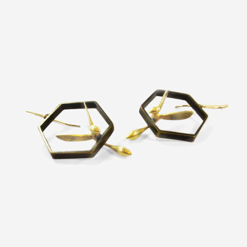 GABRIELLA KISS 18K SMALL WASP IN OXIDIZED HONEYCOMB EARRINGS