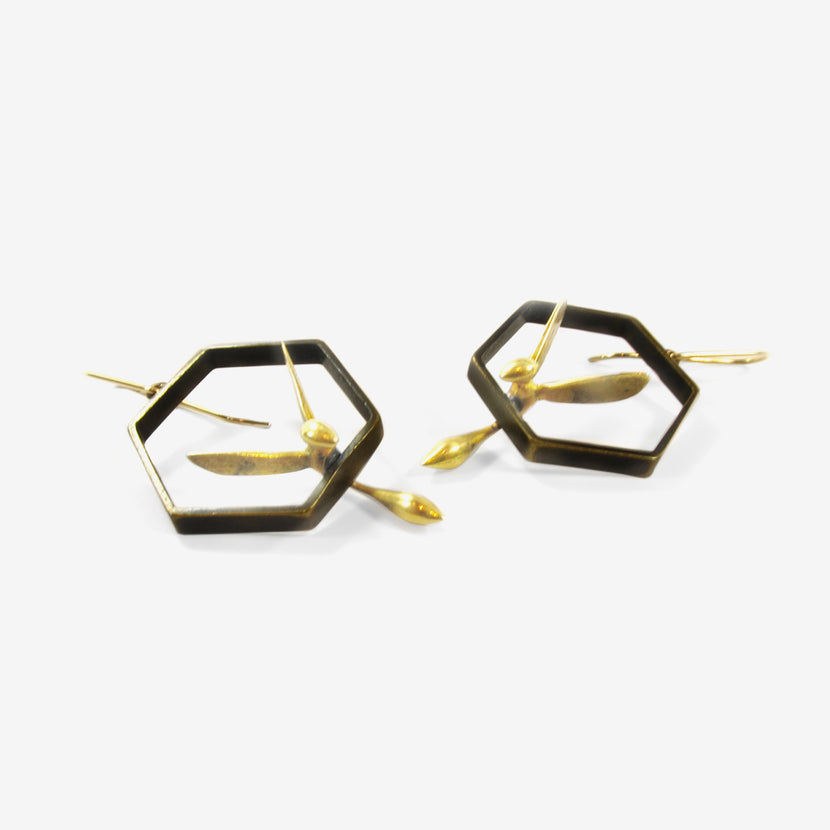 GABRIELLA KISS 18K SMALL WASP IN OXIDIZED HONEYCOMB EARRINGS
