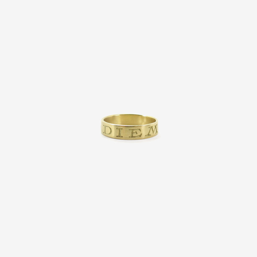 GABRIELLA KISS 18K LATIN INSCRIPTION BAND – ‘CARPE DIEM’ – SEIZE THE DAY
