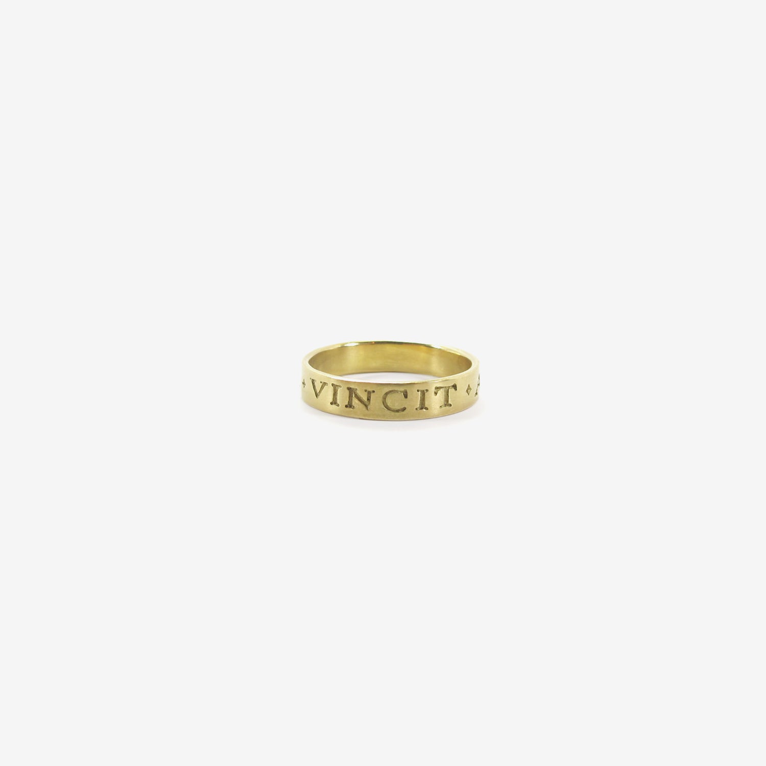 GABRIELLA KISS 18K LATIN INSCRIPTION BAND – “OMNIA VINCIT AMOR” – LOVE CONQUERS ALL, SIZE 6 1/4