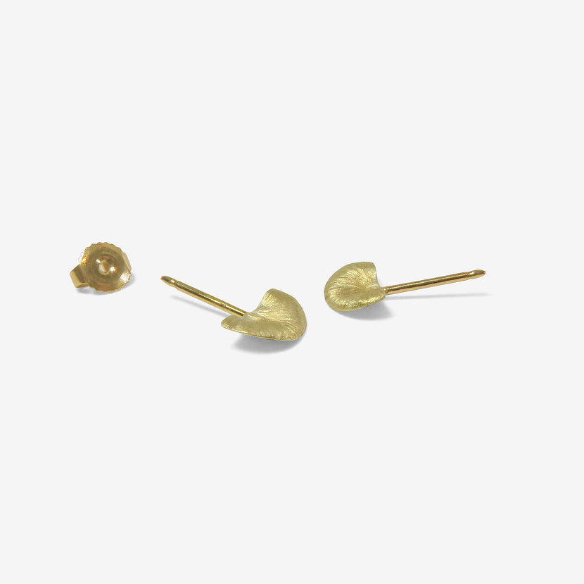 GABRIELLA KISS 14K GREEN GOLD TINY SHELF MUSHROOM POSTS